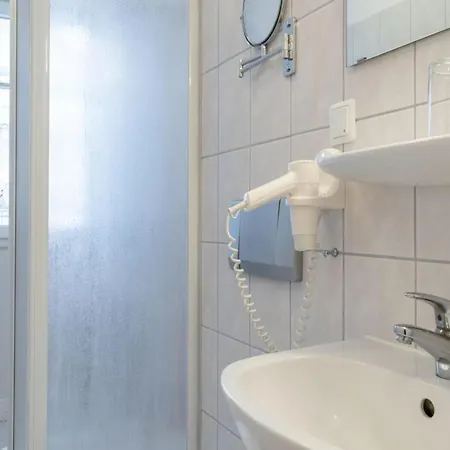 Mit Balkon Und Schwimmbadnutzung In Apartment *