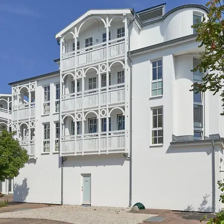 Mit Balkon Und Schwimmbadnutzung In *